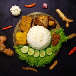 Goreng B : Nasi,ayam Goreng,tahu,tempe,sambel Dan Lalap