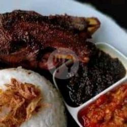 Bebek Paha Bawah Bumbu Hitam Sambel Pedas