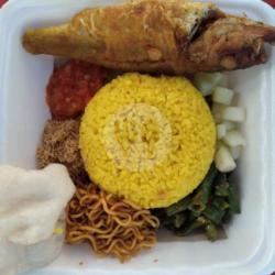 Nasi Kuning Ikan Goreng