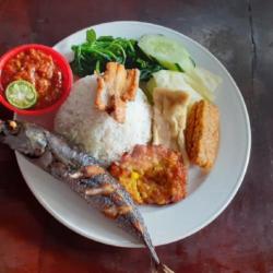 Nasi Tempong Ikan Kembung