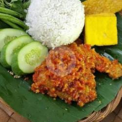 Nasi Putih Biasa,ayam Penyet,tempe Goreng,lalapan