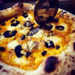 Black Truffle Pizza (halal-vegetarian)