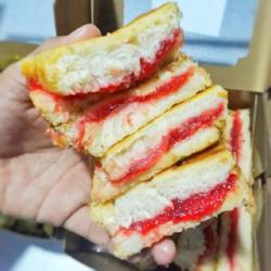 Roti Kasino Strawberry Keju