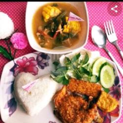 Nasi Ayam Goreng  Sayur Asem Ikan Asin Komplit