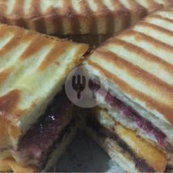 Roti Bakar Rasa Selai Strobery   Coklat