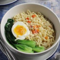 Mie Kuah Telur Rebus Ayam Sisit