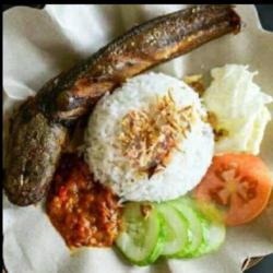 Pecel Lele Goreng Pakai Nasi