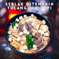 Seblak Ditemenin Tulang Iga Sapi