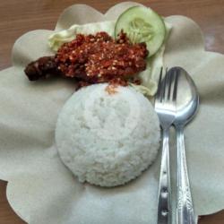 Nasi Lalapan Ayam Gepuk Bakar Pedas