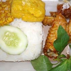 Tahu,tempe   Ayam Bakar (porsi Biasa)   Nasi   Pangsit   Lalapan