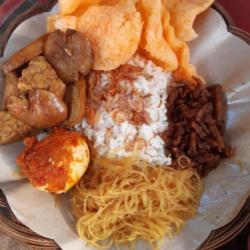 Nasi Uduk Semur Telur Balado