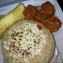 Nasi Goreng Mozzarella Dengan Topping Telur Dan Bakso Goreng Rica