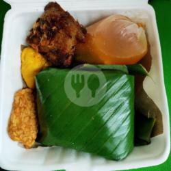 Paket Nasi Empal   Sayur Asem   Tahu / Tempe   Sambel   Lalapan