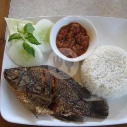 Nasi Lalapan Ikan Mujaer