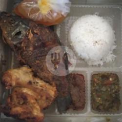 Nasi Kotak Ayam   Ikan Goreng ( Mas/ Mujair/ Tongkol/ Lele )