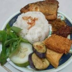 Lalapan Bandeng Goreng  Nasi