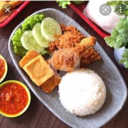 Nasi Ayam Goreng Serundeng   Tempe Tahu Lalap Sambal