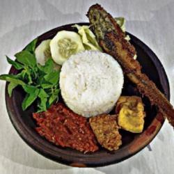 Nasi Penyetan Lele