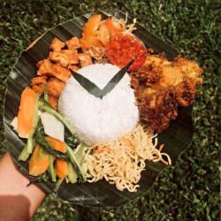 Nasi Campur Ayam Goreng Laos