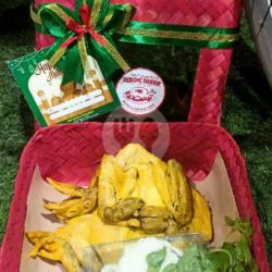 Hampers Besek Warna Merah Mika Ayam Goreng Gurih Komplit