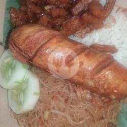 Nasi Uduk   Orek Tempe   Bihun   Sosis   Sambal   Kerupuk