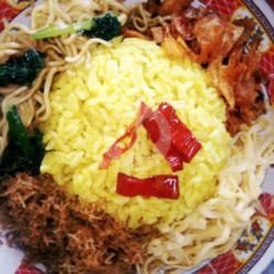 Nasi Kuning Original, Mie, Serundeng, Sambal Goreng Kentang, Telur Suwir