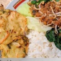 Nasi Pecel Pincuk Bakwan Khas Mediun