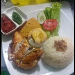 Nasi Ayam Tahu Tempe Sambel Maknyus Lalapan