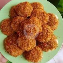 Ketan Kuning Serundeng Kelapa