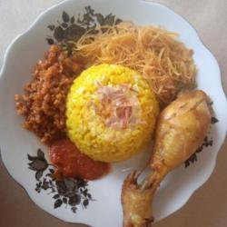 Nasi Kuning   Ayam Goreng