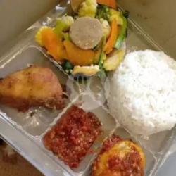 Nasi Box Ayam Goreng Semur Telor Capcai