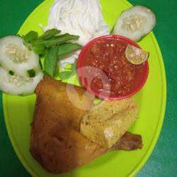 Lalapan Paha Ayam Goreng Sambel Mateng