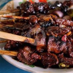 Sate Kambing Plus Lontong