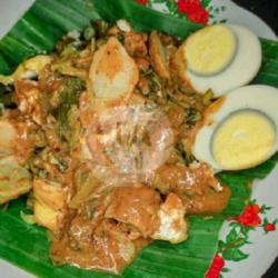 Gado Gado Lontong Telor Bulat