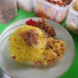 (a) Nasi Uduk Kuning   Telur Iris   Tempe Orek