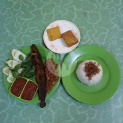 Nasi Uduk Lele Goreng Kremes Komplit