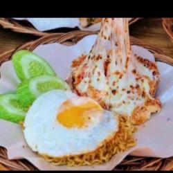 Mie Goreng Telur Dan Ayam Geprek Mozarela