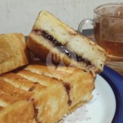 Roti Bakar Rasa Kacang Selai Coklat