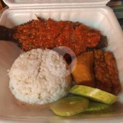 Nasi Putih   Ikan Nila Goreng Siram Sambal   Tempe Tahu