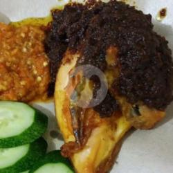 Ayam Goreng Dada Bumbu Hitam Sambel Merah