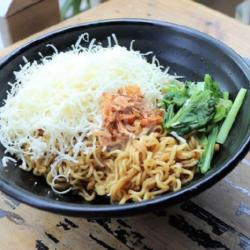 Mie Goreng Biasa Dengan Keju Tabur Dan Ayam Katsu