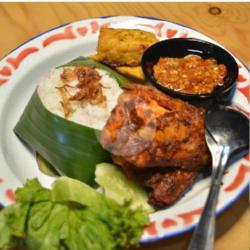 Nasi Uduk Kumplit Ayam Goreng Dadakan