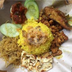 Nasi Kuning Kremes Tongkol Daun Jeruk