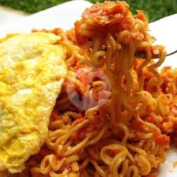 Nasi Indomie Setan Mak Cok Dengan Telur Dadar