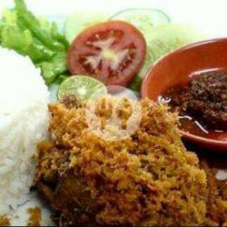 Nasi Ayam Serundeng   Es Cappucino