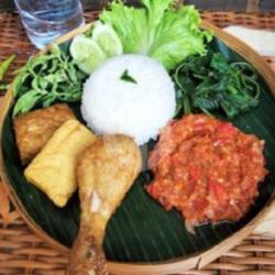 Paket Penyetan Komplit(es Teh Ayam Goreng Tempe Tahu Terong Nasi)