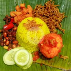 Nasi Kuning Kumplit Telor Bulat Balado