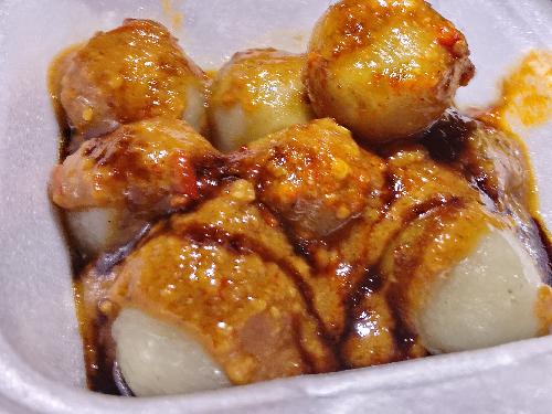 Cilok Edan Bumbu Kacang Kemuning