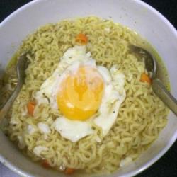 (71). Indomi Rebus Tripel Telor ,saos ,cabe Potong , Es Teh Manis ( Indomi Kaldo Ayam ).