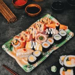 Salmon Tamago Uramaki Set